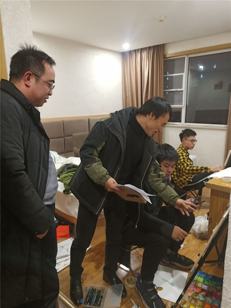 高2018級(jí)教師代表前往綿陽集訓(xùn)點(diǎn)為美術(shù)藝考生加油