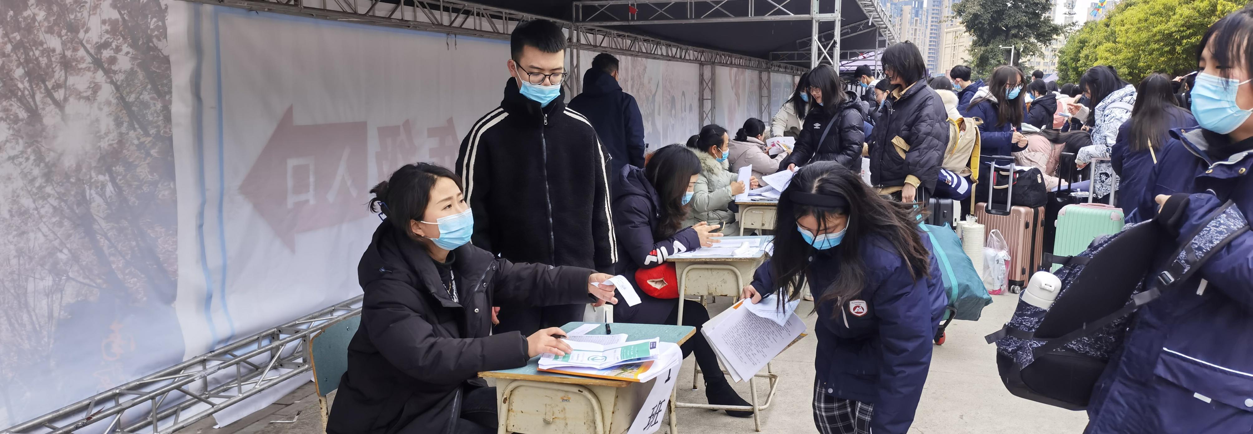 細(xì)雨連綿無斷絕， 腳步陣陣有回聲