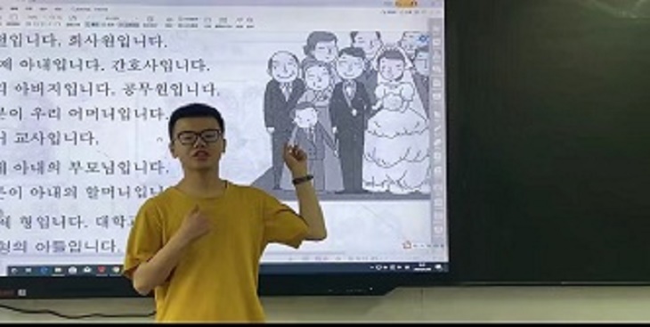 (韓語班學(xué)生進(jìn)行個人韓語口語發(fā)表展示)